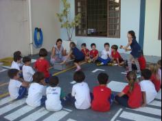 1º ano B realizando a experiência da decomposição