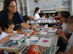 Pintura em telas com mamães no 2º ano C