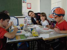 Pintura em telas com mamães no 2º ano C