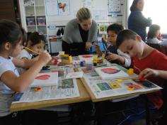 Pintura em telas com mamães no 2º ano C