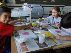 Pintura em telas com mamães no 2º ano C