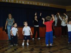 Mamães brincam na escola e viram crianças