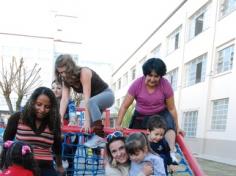 Mamães brincam na escola e viram crianças