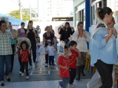 Mamães brincam na escola e viram crianças