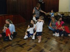 Mamães brincam na escola e viram crianças