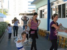 Mamães brincam na escola e viram crianças