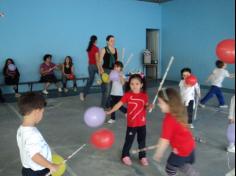 Mamães brincam na escola e viram crianças