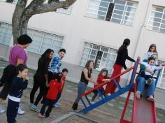 Mamães brincam na escola e viram crianças