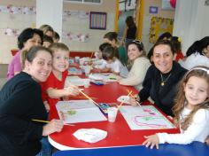 Mamães brincam na escola e viram crianças