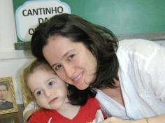 Mamães brincam na escola e viram crianças