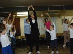 Mamães brincam na escola e viram crianças