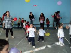 Mamães brincam na escola e viram crianças