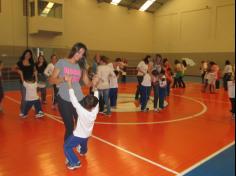 Mamães brincam na escola e viram crianças