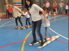 Mamães brincam na escola e viram crianças