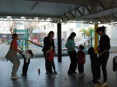 Mamães brincam na escola e viram crianças