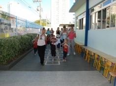 Mamães brincam na escola e viram crianças