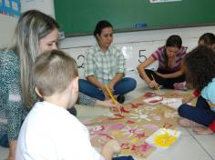 Mamães brincam na escola e viram crianças