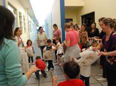 Mamães brincam na escola e viram crianças