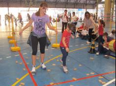 Mamães brincam na escola e viram crianças