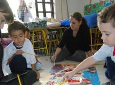 Mamães brincam na escola e viram crianças