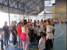 Mamães brincam na escola e viram crianças