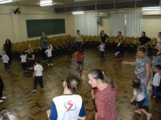 Mamães brincam na escola e viram crianças