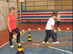 Mamães brincam na escola e viram crianças