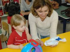 Mamães brincam na escola e viram crianças