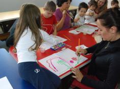 Mamães brincam na escola e viram crianças