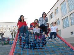 Mamães brincam na escola e viram crianças