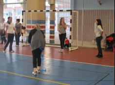 Mamães brincam na escola e viram crianças