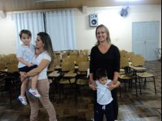 Mamães brincam na escola e viram crianças