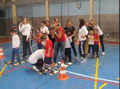 Mamães brincam na escola e viram crianças