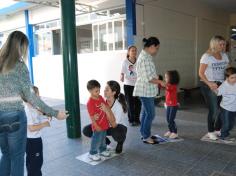 Mamães brincam na escola e viram crianças