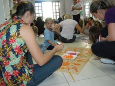 Mamães brincam na escola e viram crianças