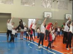 Mamães brincam na escola e viram crianças