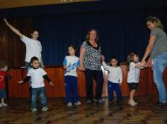 Mamães brincam na escola e viram crianças