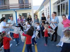 Mamães brincam na escola e viram crianças