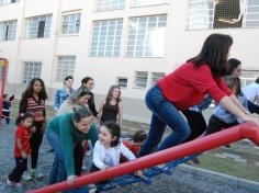 Mamães brincam na escola e viram crianças