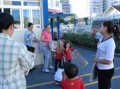 Mamães brincam na escola e viram crianças