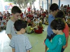 Alegria e entusiasmo  na Assembleia de Abril Educação Infantil e 1ºs anos