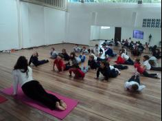 Aula de Yoga encanta as crianças do 1º ano D