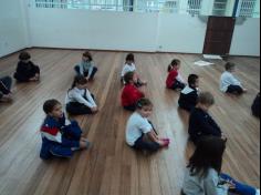 Aula de Yoga encanta as crianças do 1º ano D