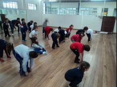 Aula de Yoga encanta as crianças do 1º ano D