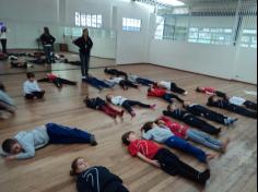 Aula de Yoga encanta as crianças do 1º ano D