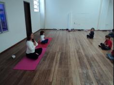 Aula de Yoga encanta as crianças do 1º ano D