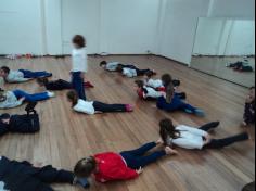 Aula de Yoga encanta as crianças do 1º ano D