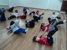 Aula de Yoga encanta as crianças do 1º ano D