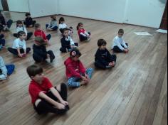 Aula de Yoga encanta as crianças do 1º ano D