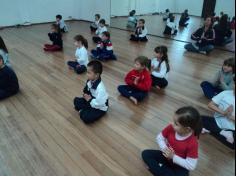 Aula de Yoga encanta as crianças do 1º ano D